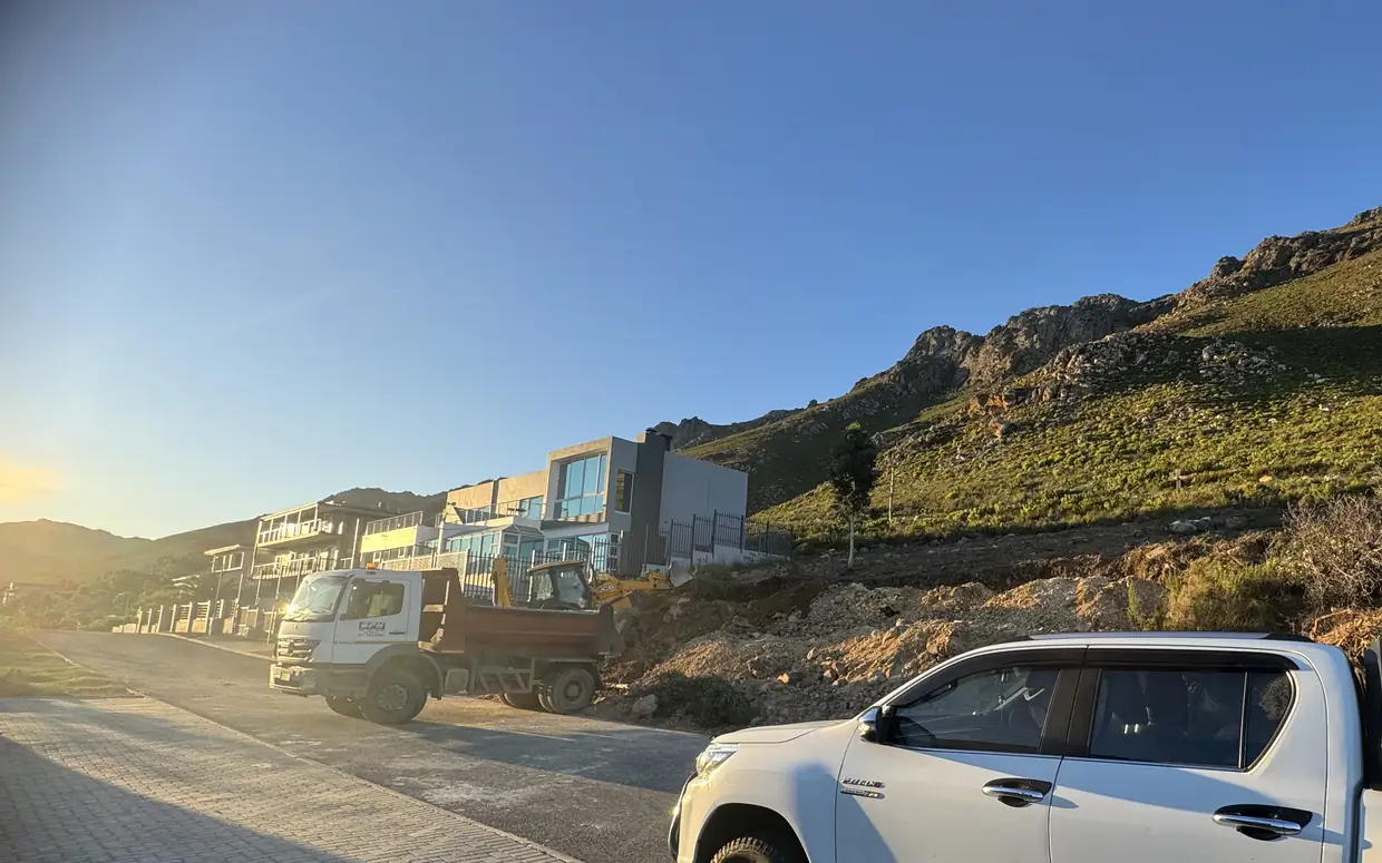 House van der Westhuizen: the plot before earthworks, still under fynbos, with the neighbours built either side
